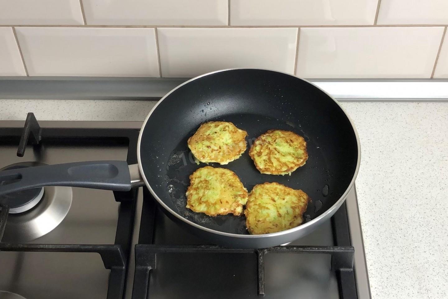 Шаг 8 приготовления Оладьи из кабачков с манкой