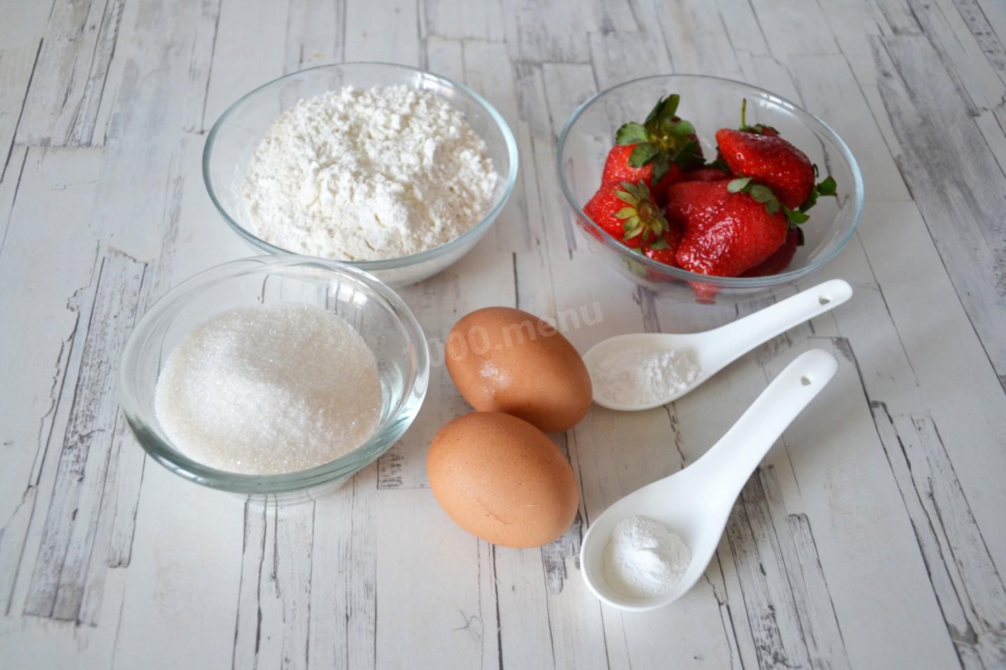 Шаг 1 приготовления Шарлотка с клубникой