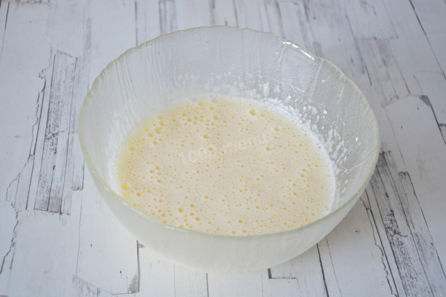 Шаг 4 приготовления Шарлотка с клубникой
