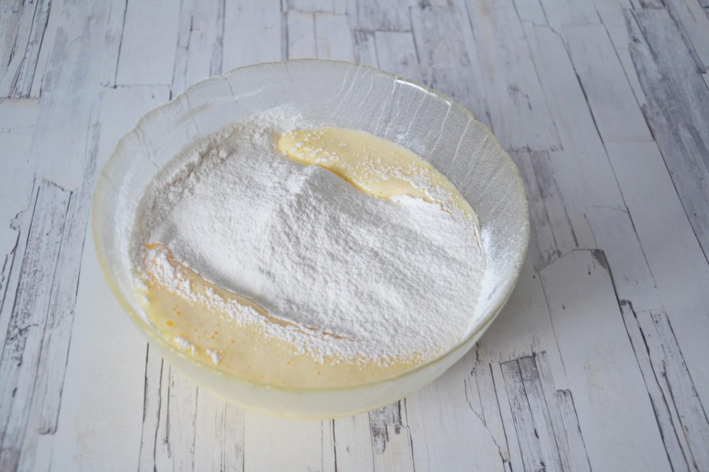 Шаг 5 приготовления Шарлотка с клубникой