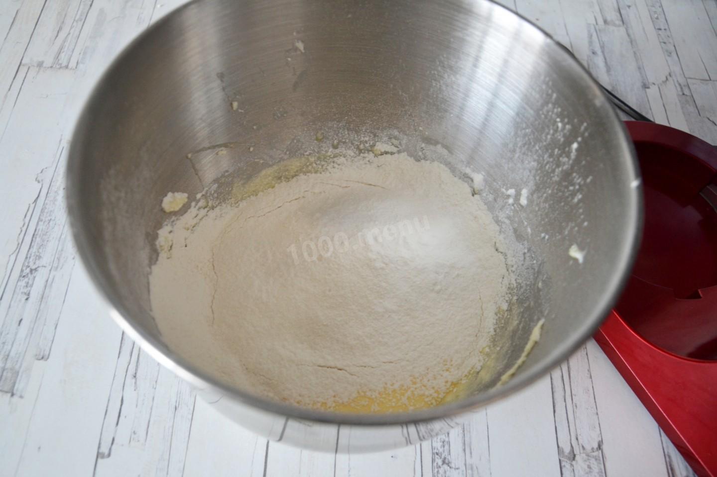 Шаг 4 приготовления Пирог с творогом и вишней