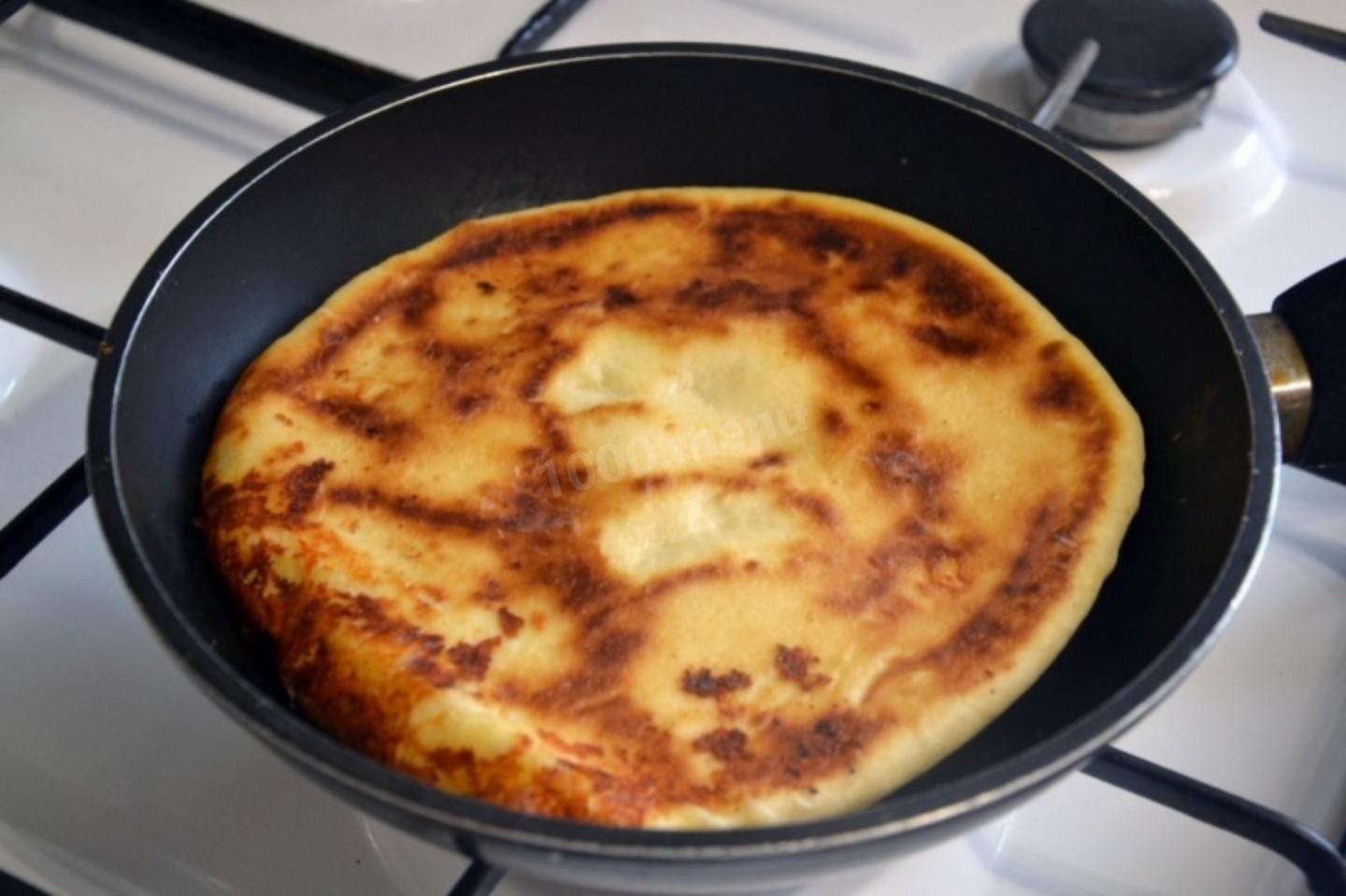 Шаг 10 приготовления Хачапури с творогом и сыром на сковороде