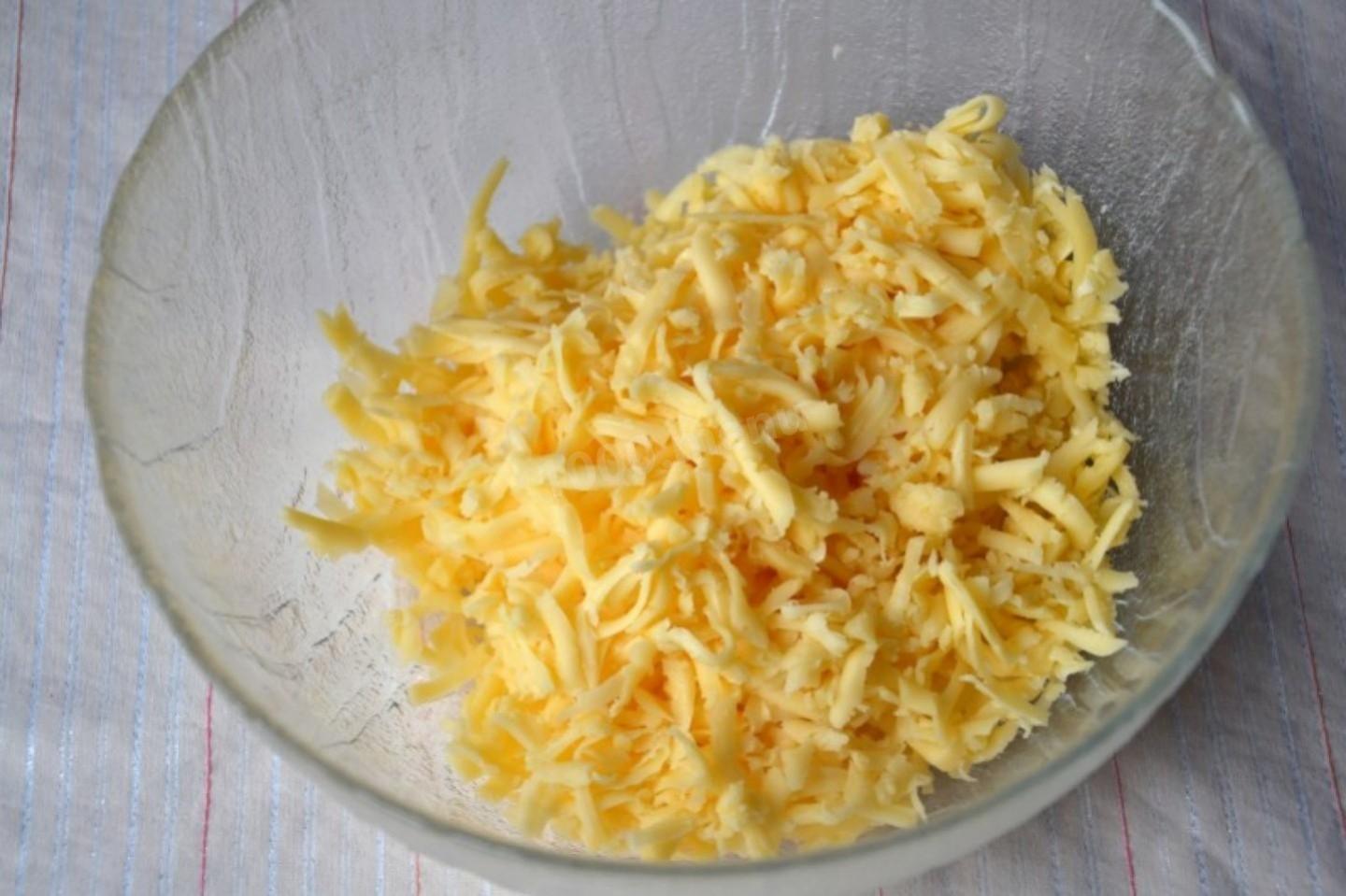 Шаг 5 приготовления Хачапури с творогом и сыром на сковороде