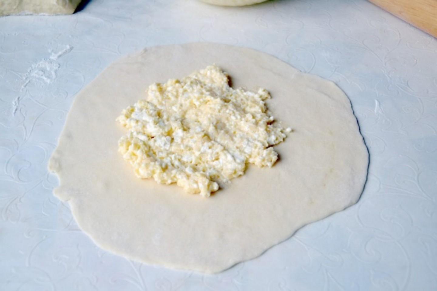 Шаг 8 приготовления Хачапури с творогом и сыром на сковороде