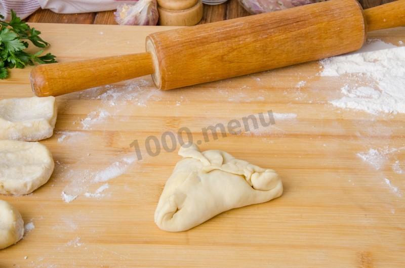 Шаг 15 приготовления Самса с курицей из слоеного теста