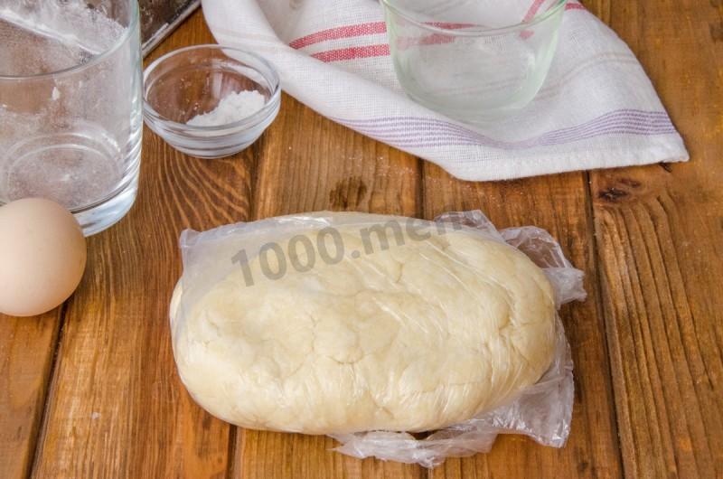 Шаг 7 приготовления Самса с курицей из слоеного теста
