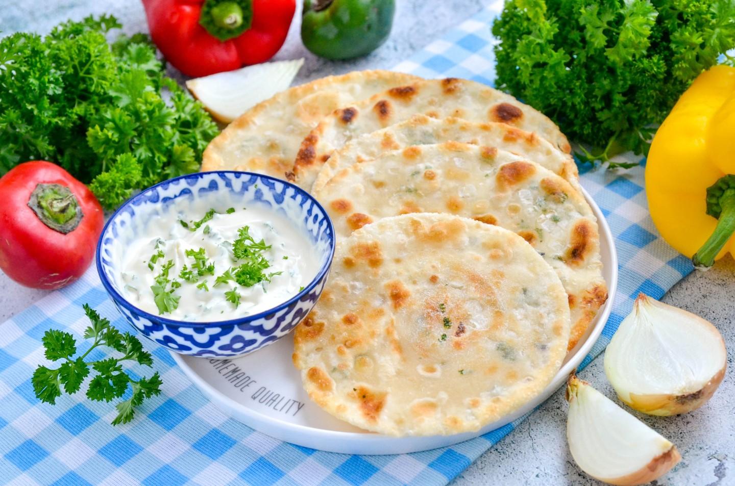 Шаг 14 приготовления Лепешки с луком на сковороде