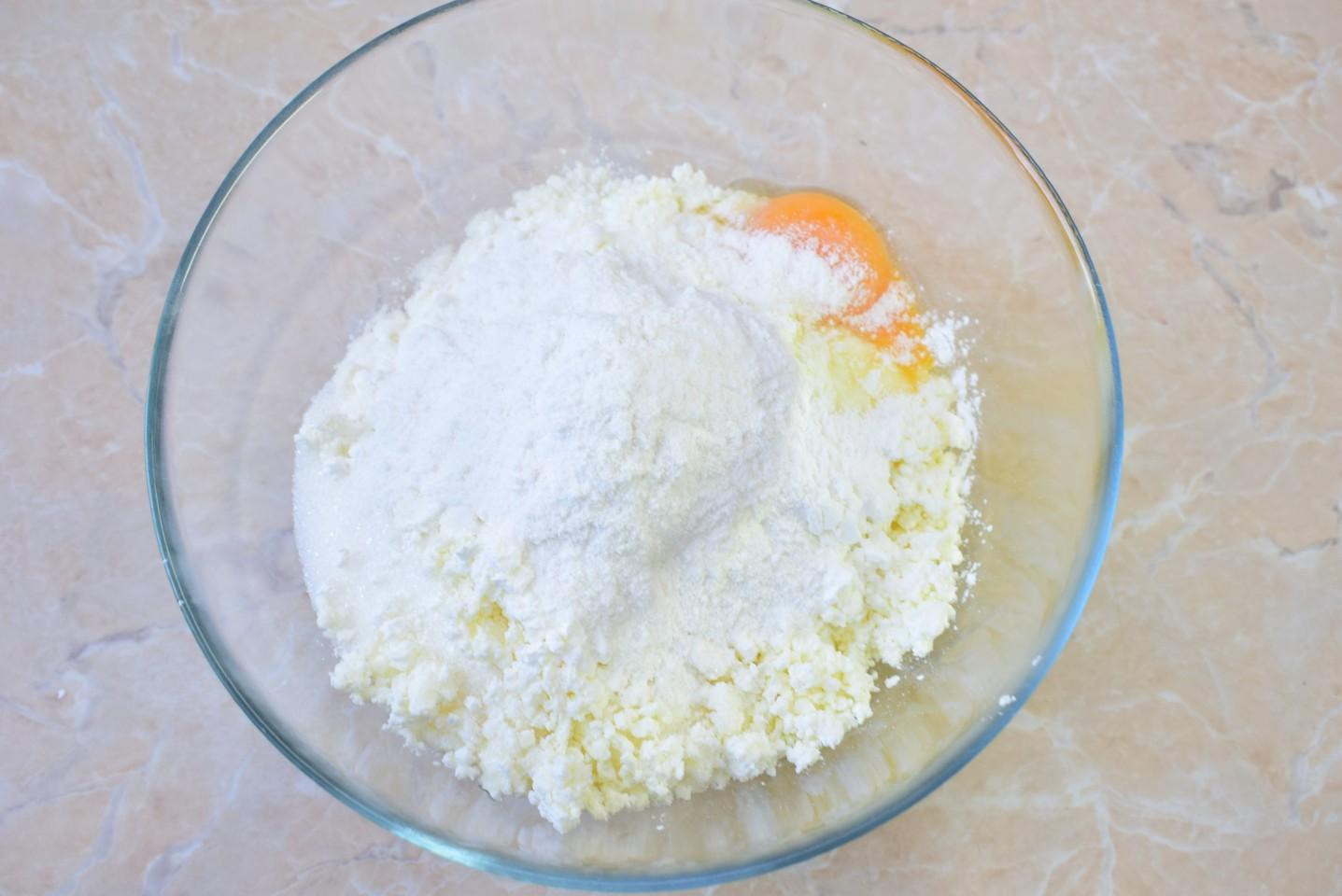 Шаг 3 приготовления Сырники из творога с рисовой мукой