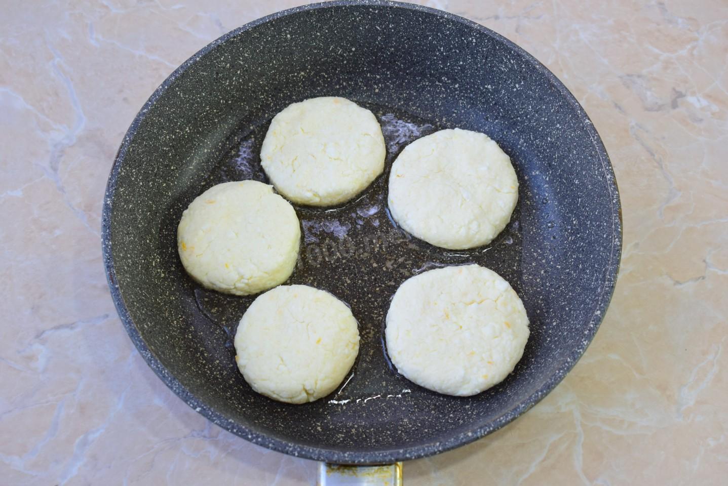 Шаг 7 приготовления Сырники из творога с рисовой мукой