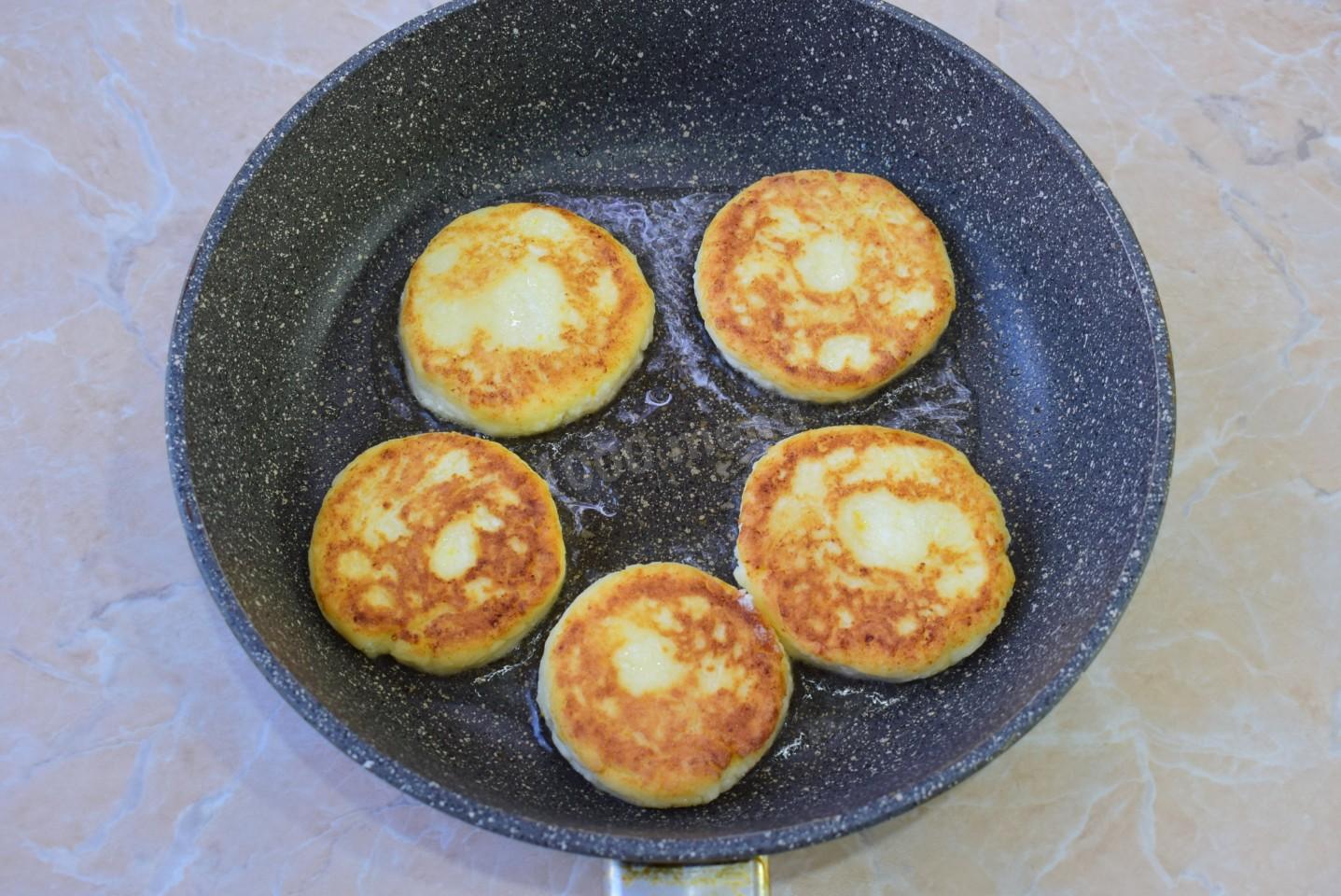 Шаг 8 приготовления Сырники из творога с рисовой мукой