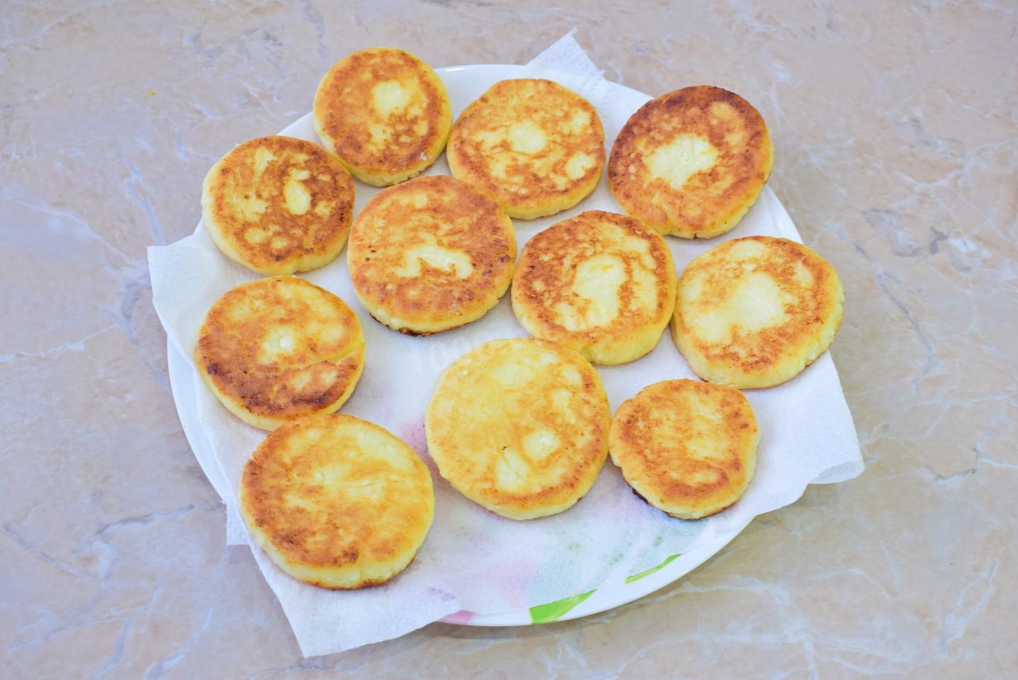 Шаг 9 приготовления Сырники из творога с рисовой мукой