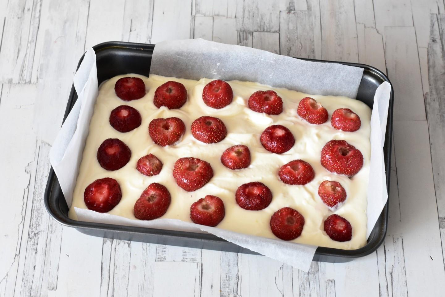 Шаг 20 приготовления Пирожное с клубникой