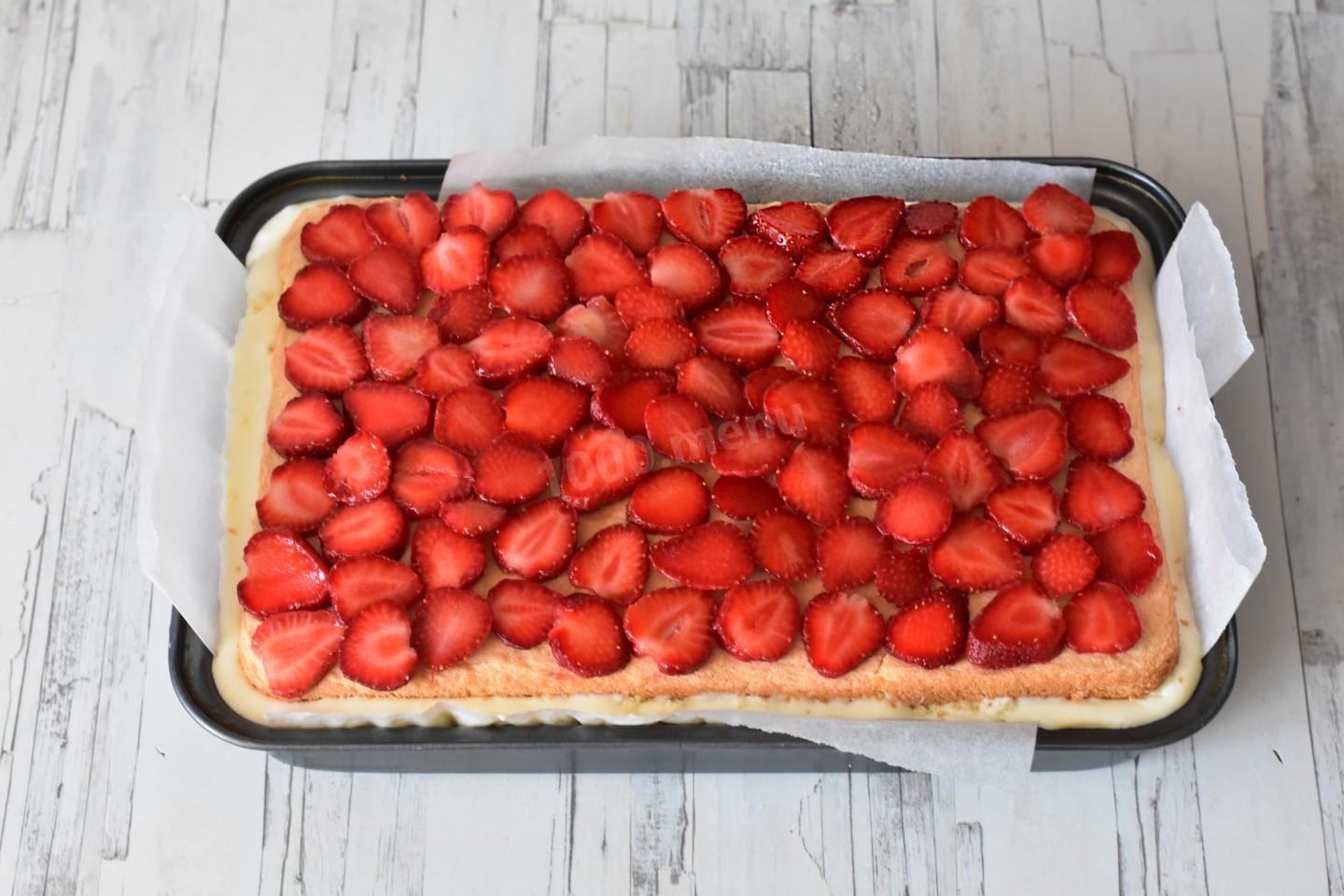 Шаг 26 приготовления Пирожное с клубникой
