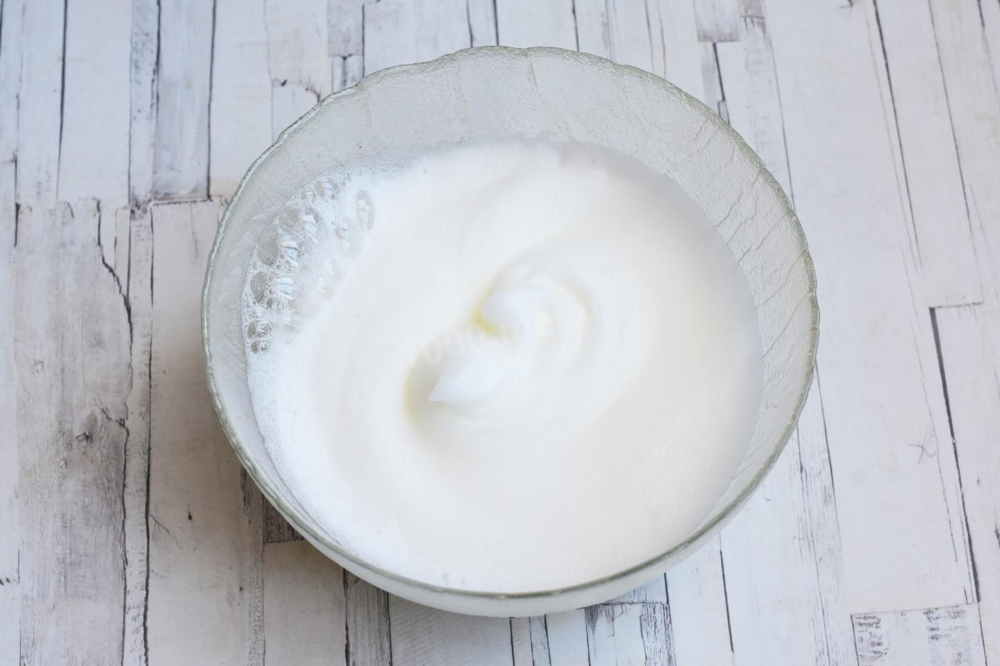 Шаг 3 приготовления Пирожное с клубникой