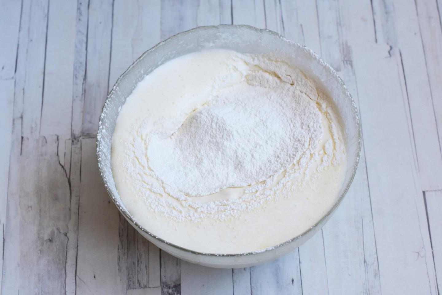 Шаг 5 приготовления Пирожное с клубникой