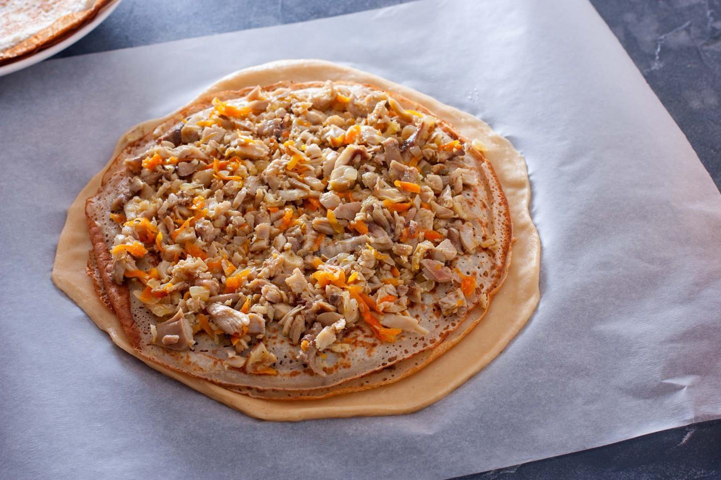 Шаг 13 приготовления Курник классический с курицей и картошкой и блинами