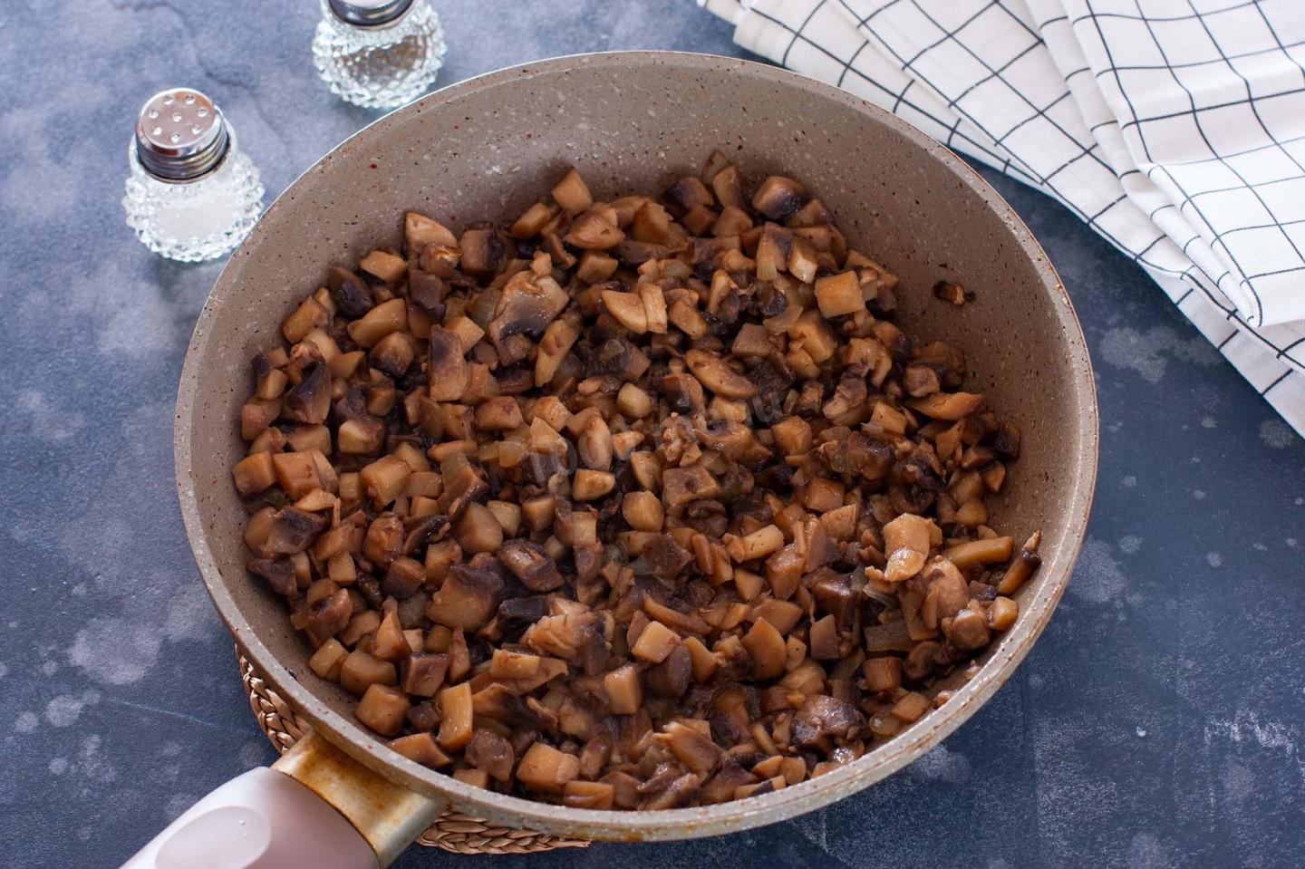 Шаг 5 приготовления Курник классический с курицей и картошкой и блинами
