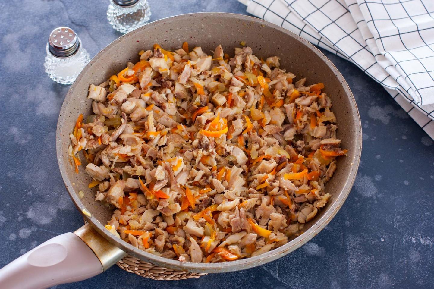 Шаг 6 приготовления Курник классический с курицей и картошкой и блинами