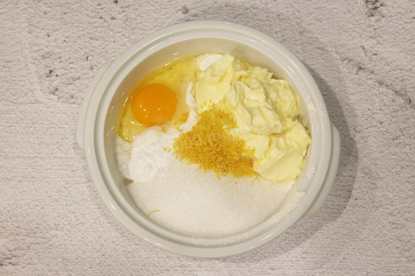 Шаг 4 приготовления Песочный пирог с яблоками в духовке