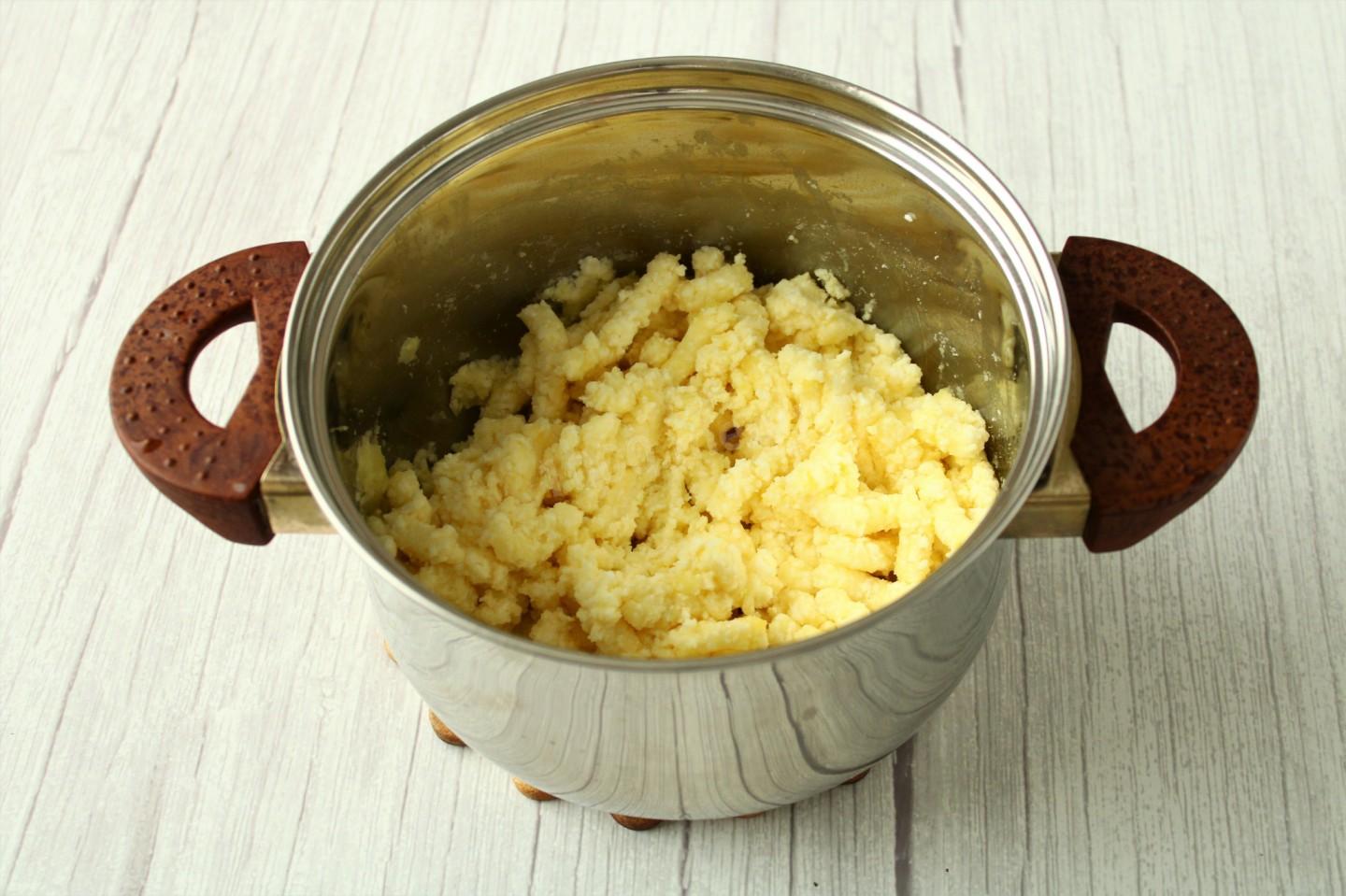 Шаг 6 приготовления Хычины с картошкой и сыром