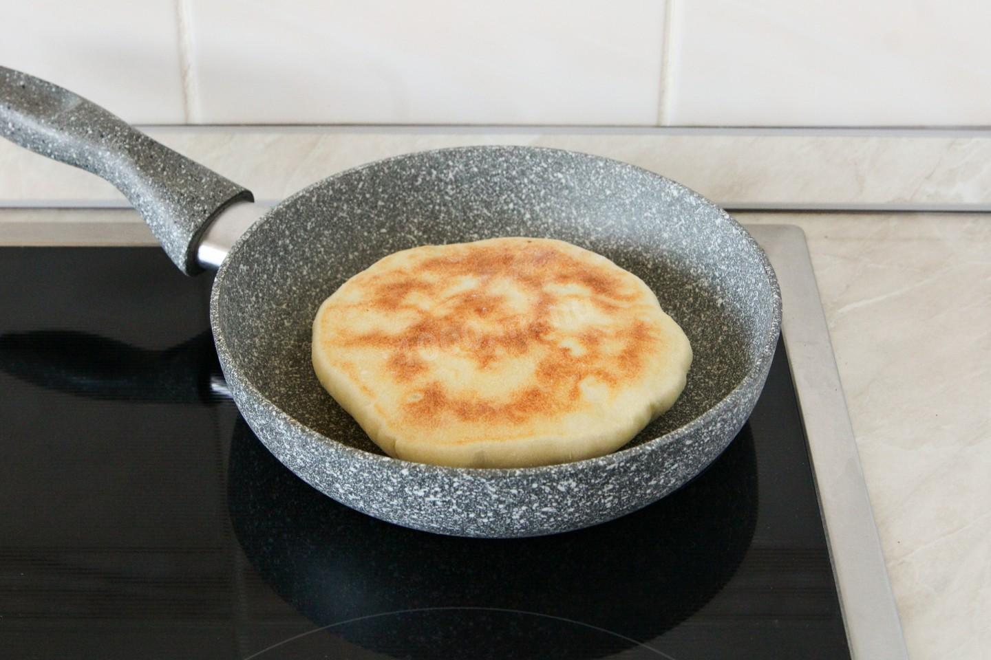 Шаг 19 приготовления Лепешки с сыром и зеленью на сковороде