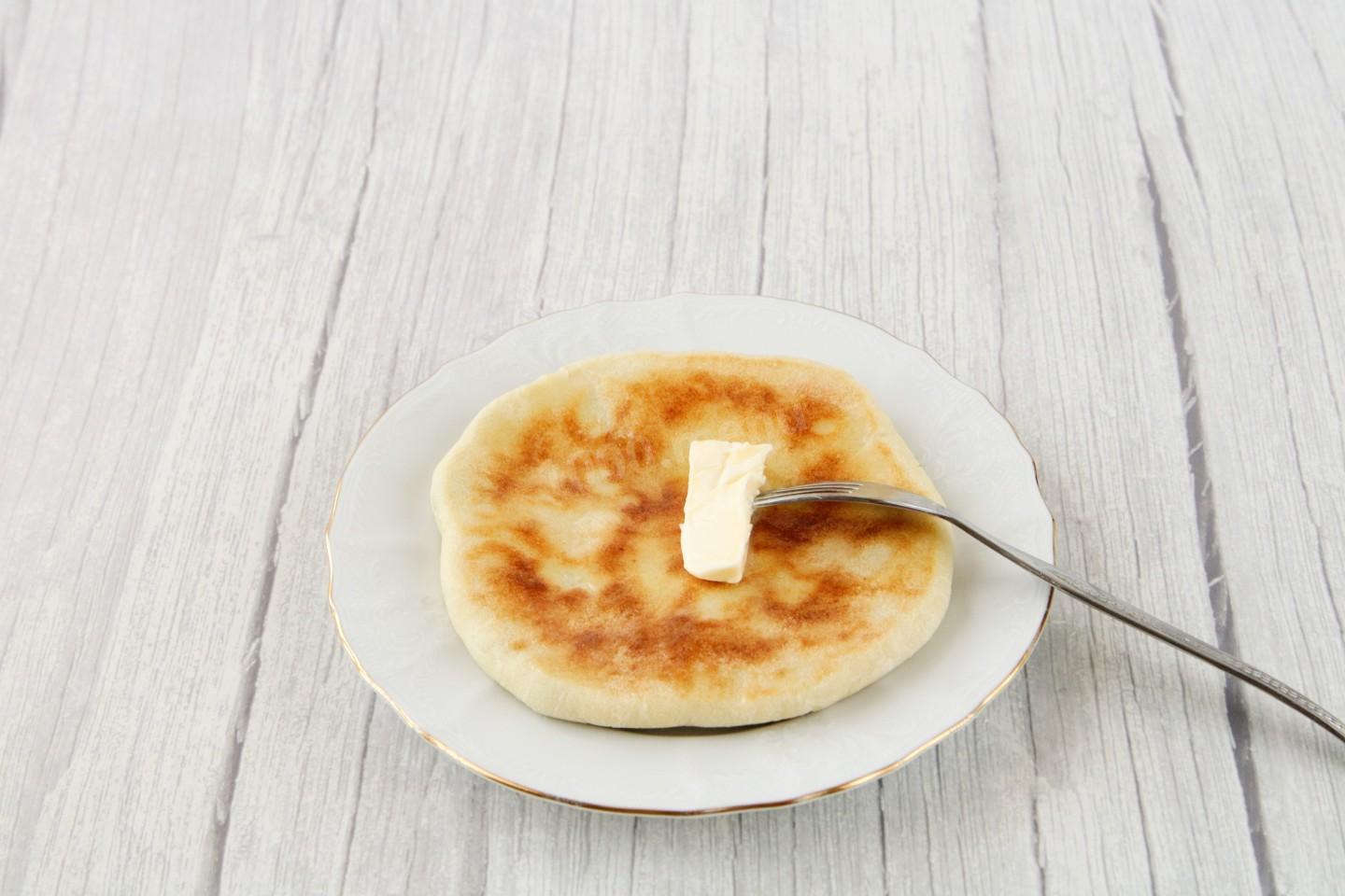 Шаг 20 приготовления Лепешки с сыром и зеленью на сковороде