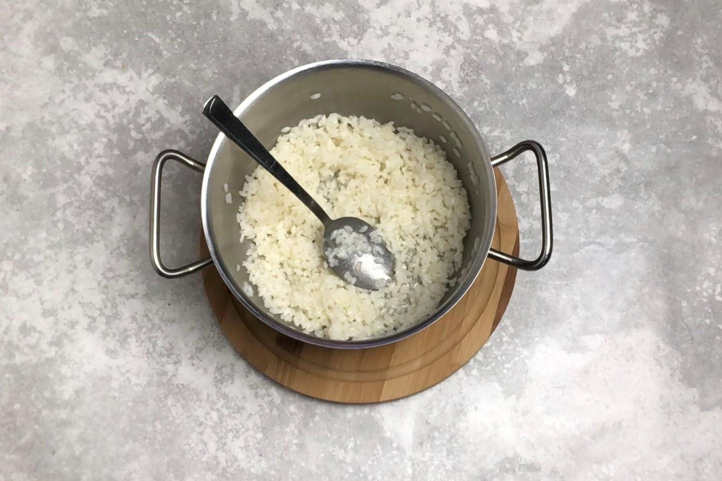 Шаг 11 приготовления Пирожки с рисом и яйцом в духовке