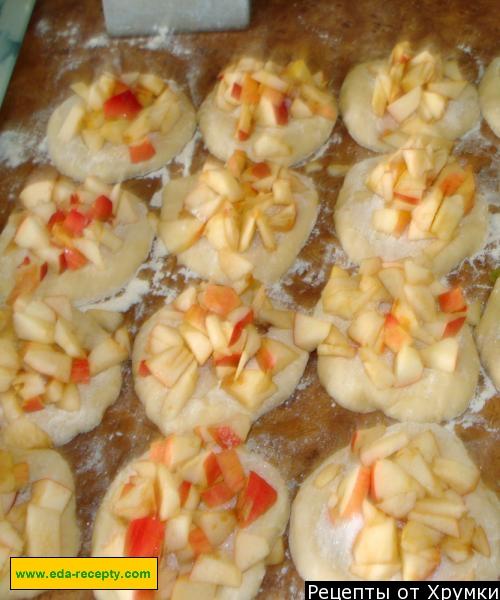 Шаг 5 приготовления Дрожжевые пирожки с яблоками в духовке