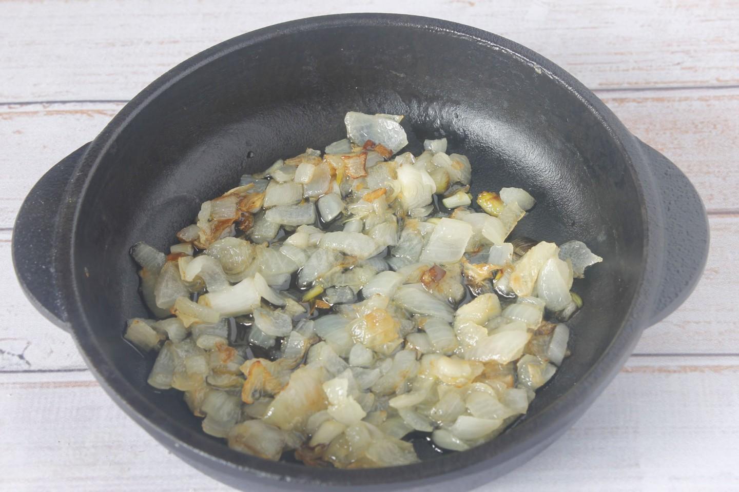 Шаг 1 приготовления Лепешки с картошкой на сковороде