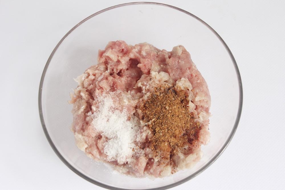 Шаг 4 приготовления Беляши с мясом в духовке