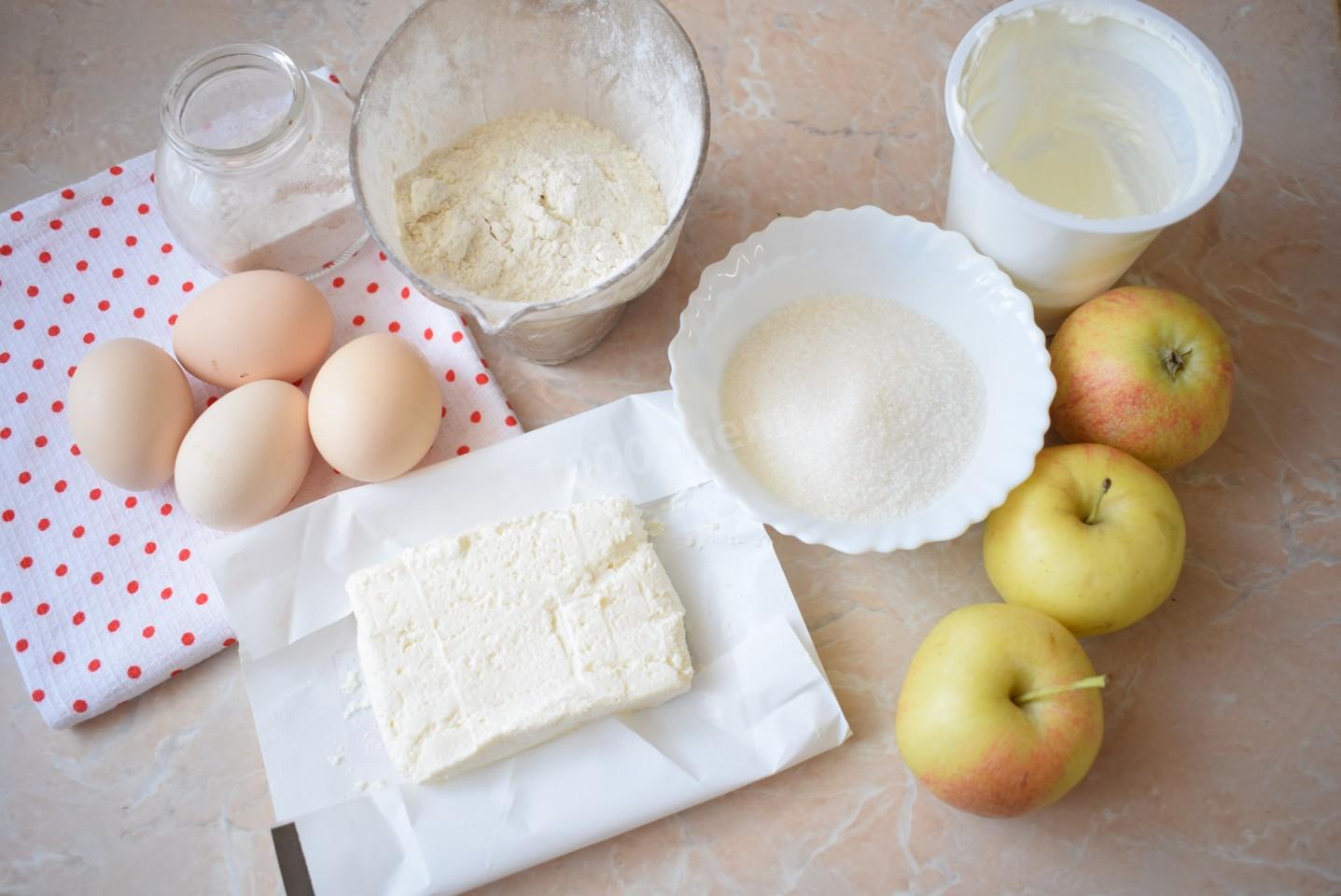 Шаг 1 приготовления Шарлотка творожная с яблоками в духовке