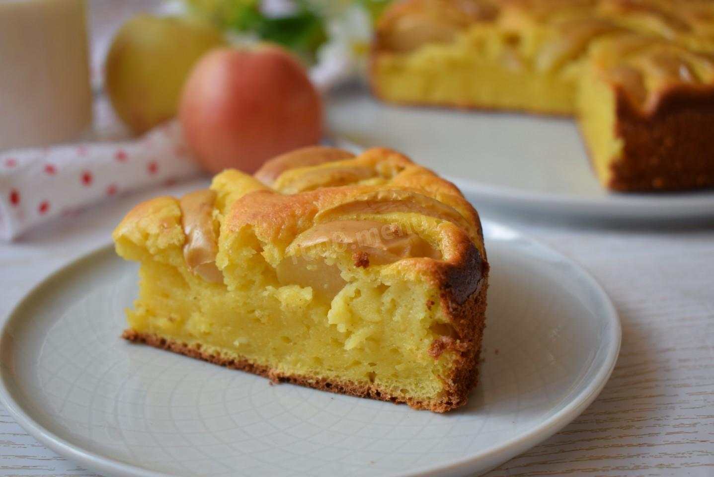 Шаг 10 приготовления Шарлотка творожная с яблоками в духовке
