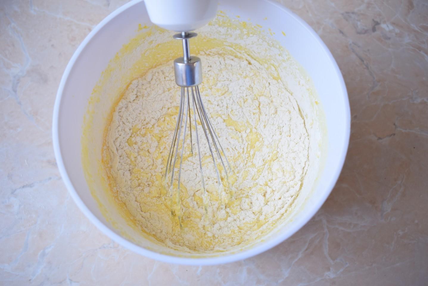 Шаг 5 приготовления Шарлотка творожная с яблоками в духовке