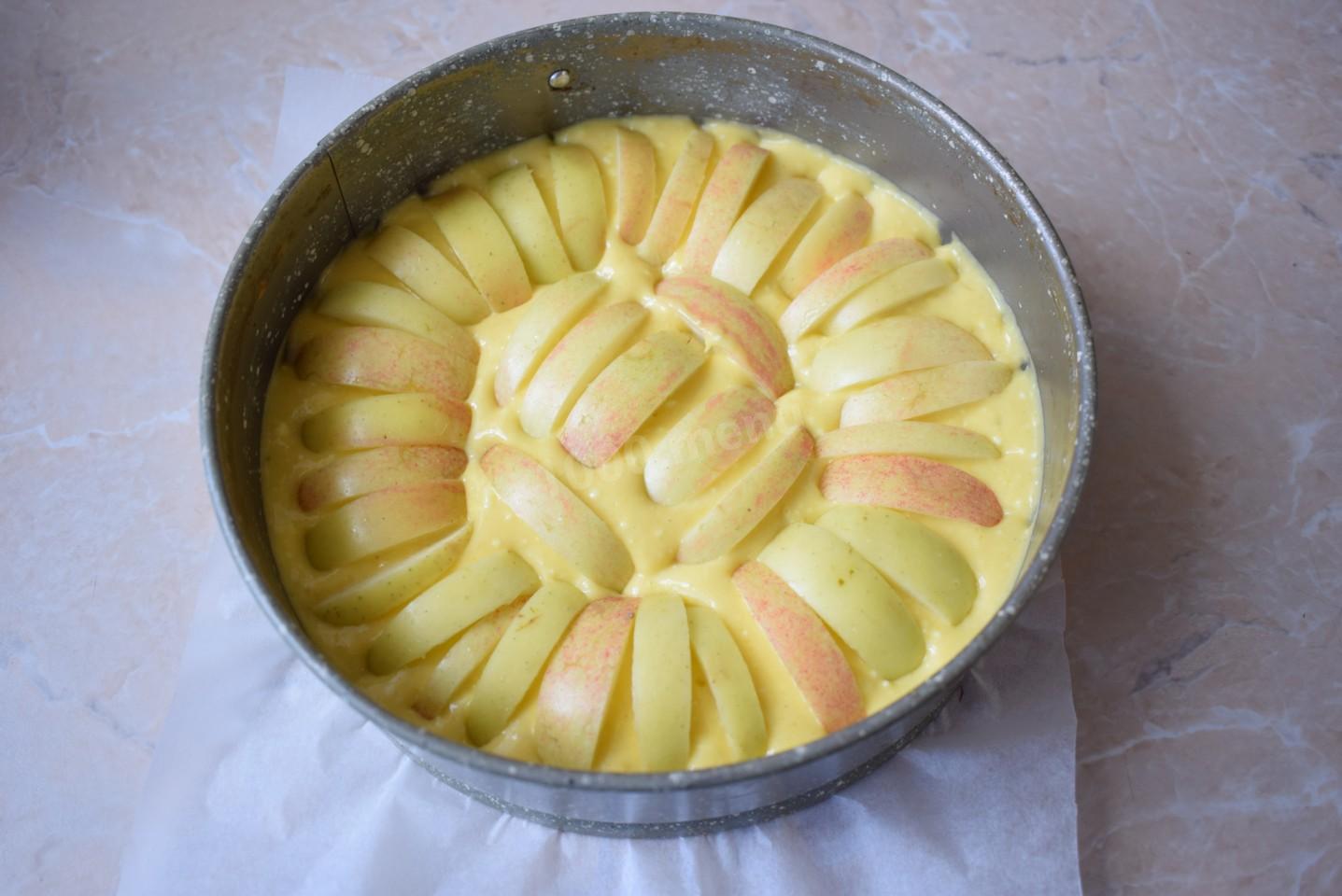 Шаг 8 приготовления Шарлотка творожная с яблоками в духовке