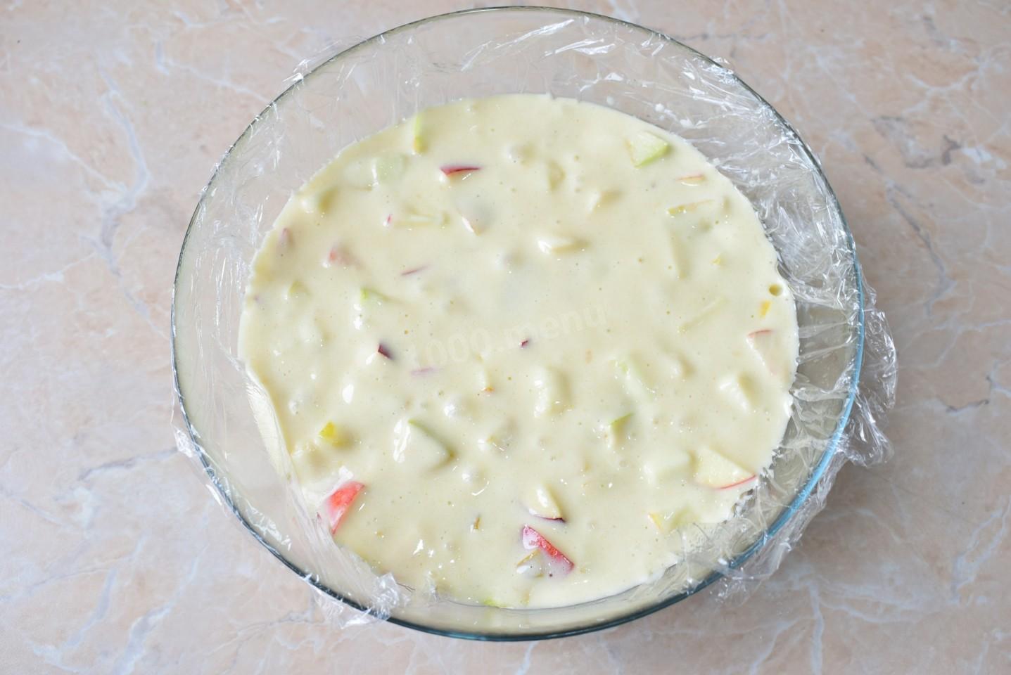 Шаг 7 приготовления Шарлотка в микроволновке с яблоками