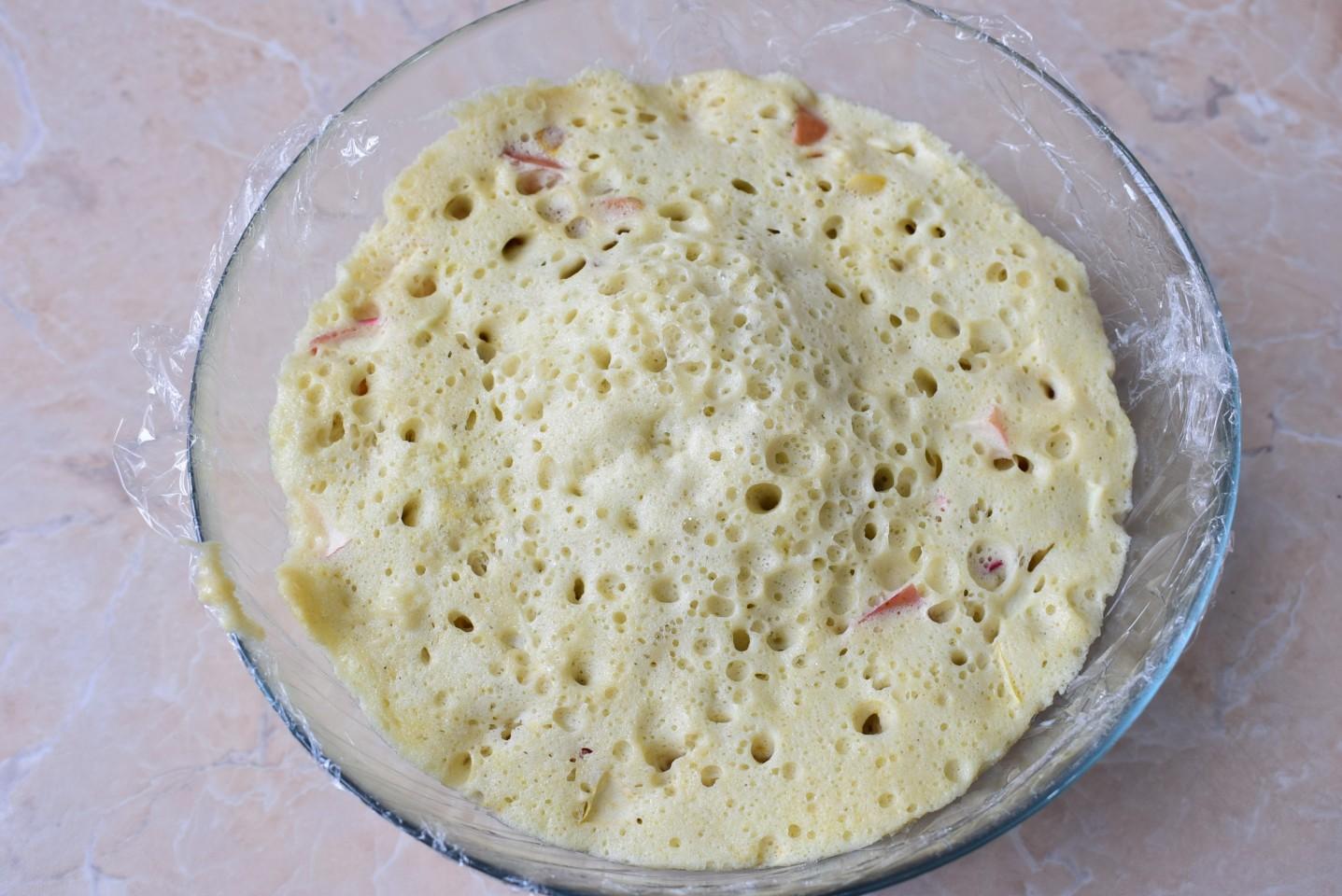 Шаг 8 приготовления Шарлотка в микроволновке с яблоками