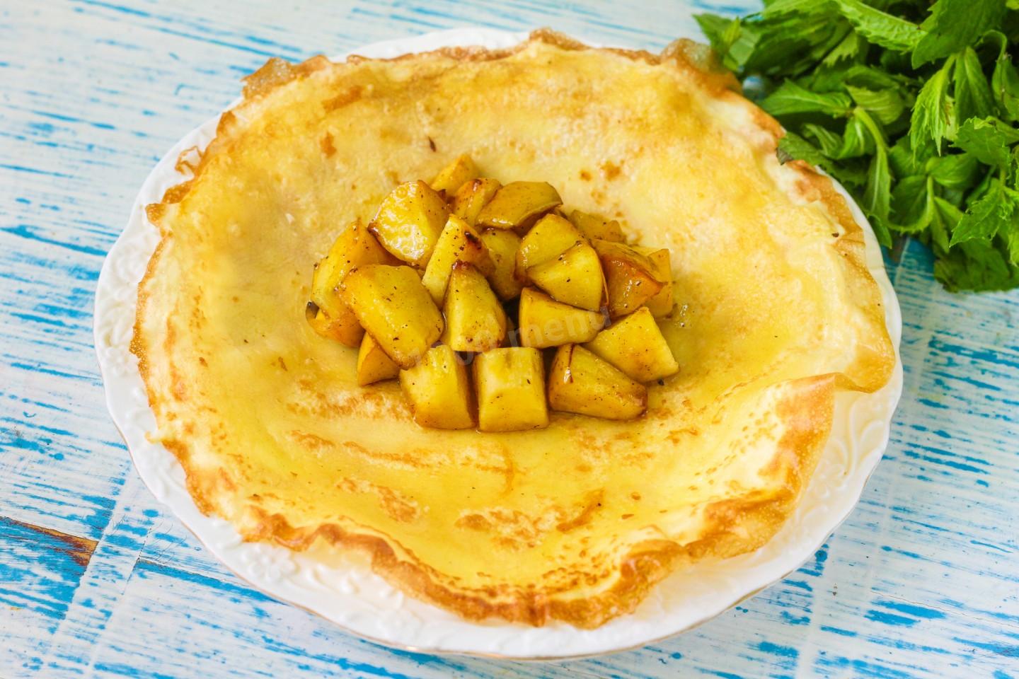 Шаг 11 приготовления Блины с яблоками внутри