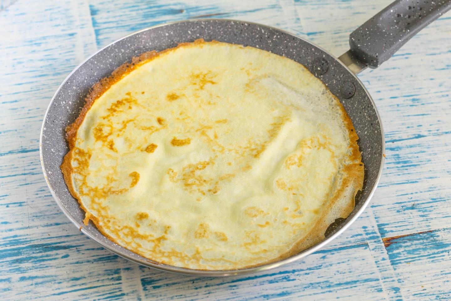 Шаг 5 приготовления Блины с яблоками внутри