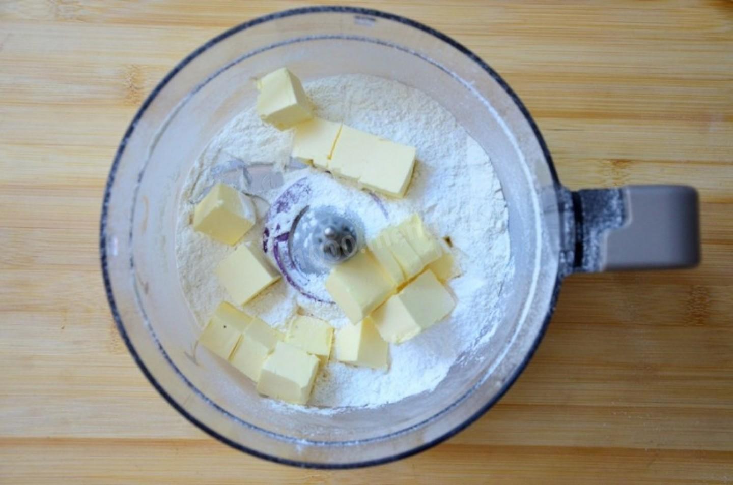 Шаг 2 приготовления Черничный песочный пирог с черникой и сметанной заливкой