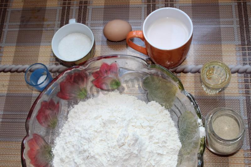 Шаг 1 приготовления Дрожжевые пирожки с ягодами в духовке
