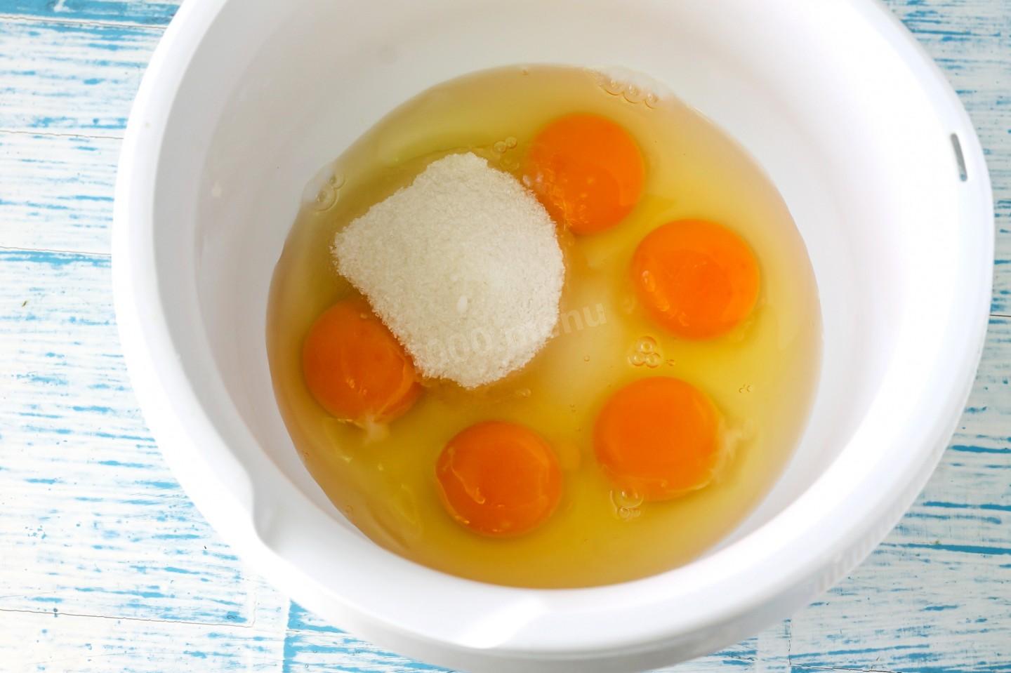 Шаг 2 приготовления Шарлотка с яблоками и корицей