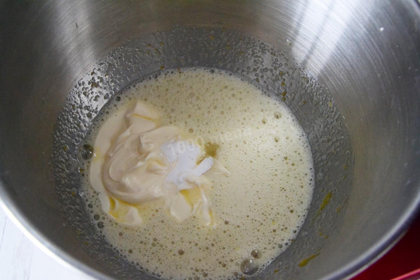 Шаг 3 приготовления Шарлотка на майонезе с яблоками