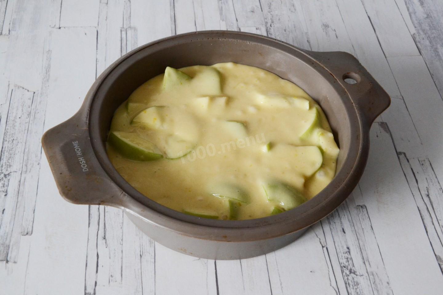 Шаг 7 приготовления Шарлотка на майонезе с яблоками