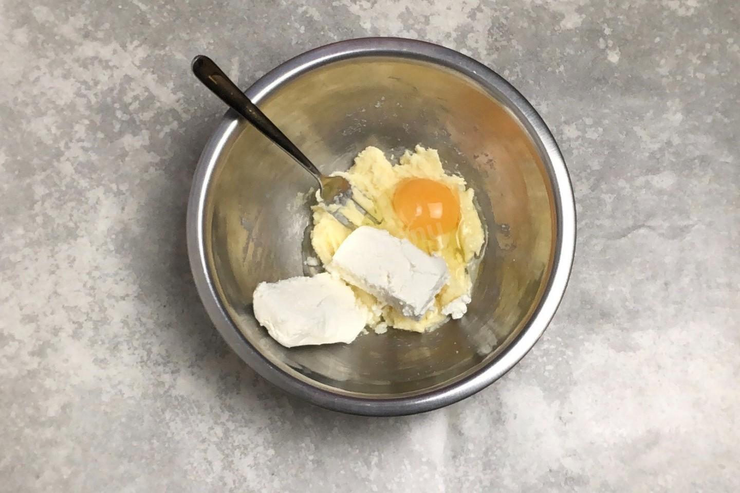Шаг 3 приготовления Творожные пирожки в духовке с яблоками