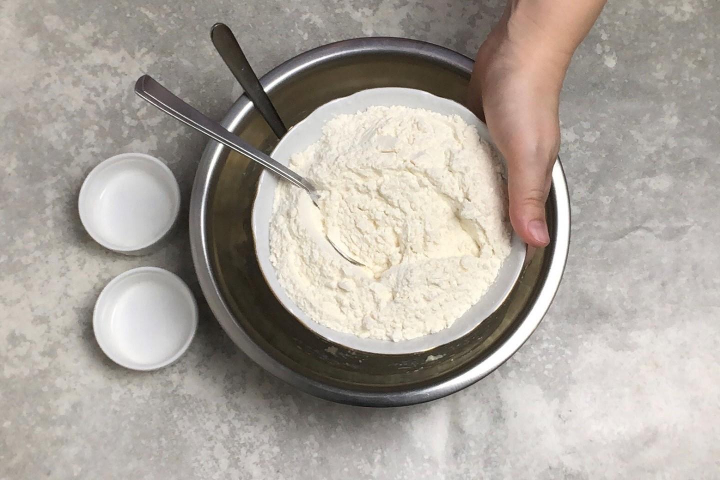 Шаг 5 приготовления Творожные пирожки в духовке с яблоками