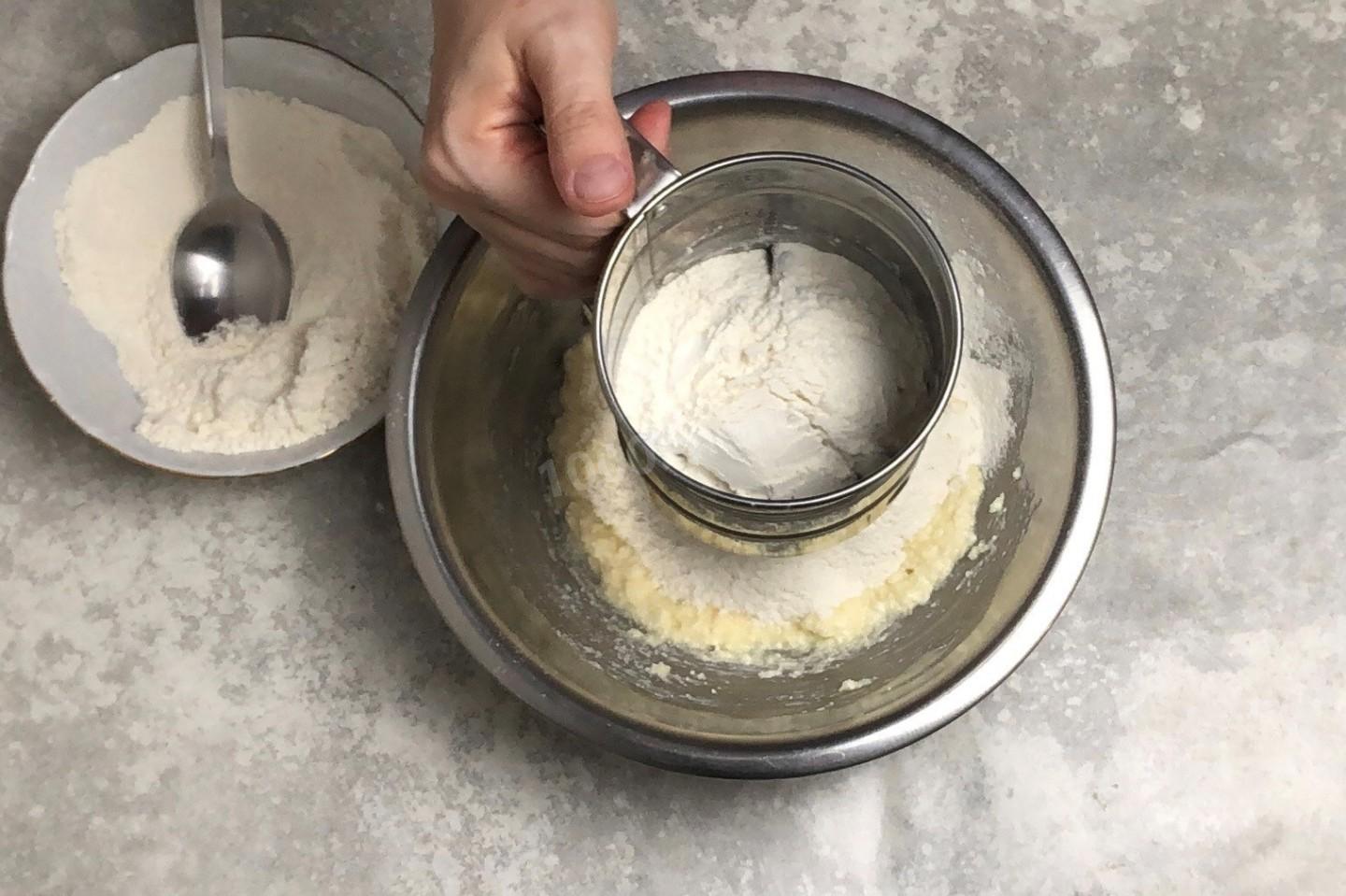 Шаг 6 приготовления Творожные пирожки в духовке с яблоками