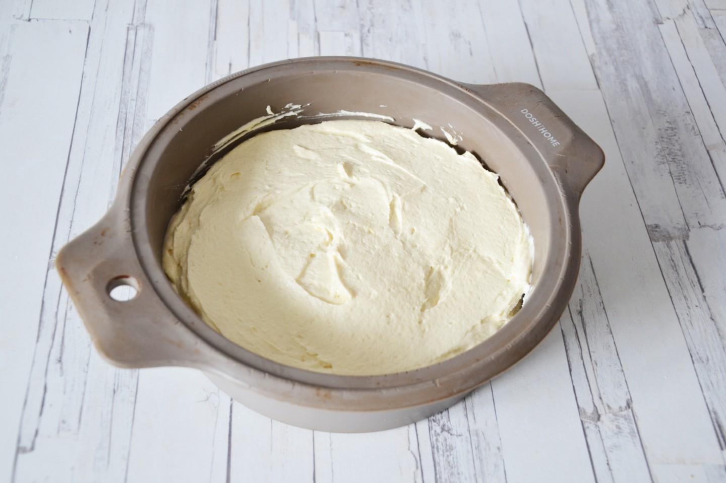 Шаг 10 приготовления Кекс с клубникой на сгущенке