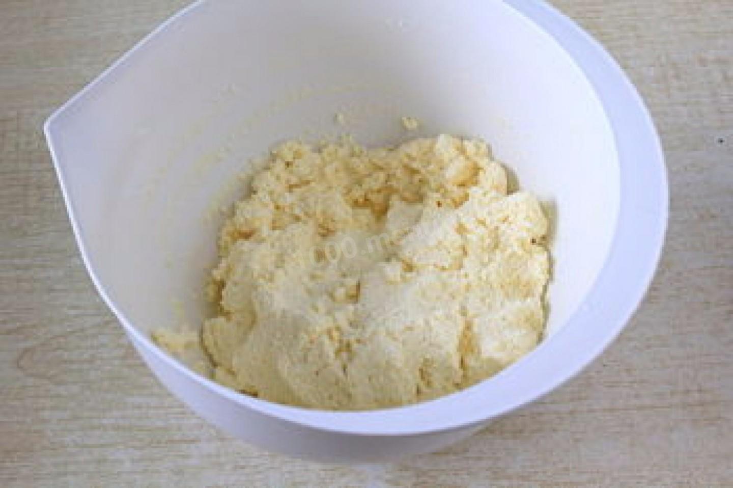 Шаг 2 приготовления Нежные сырники из творога с яйцом на сковороде