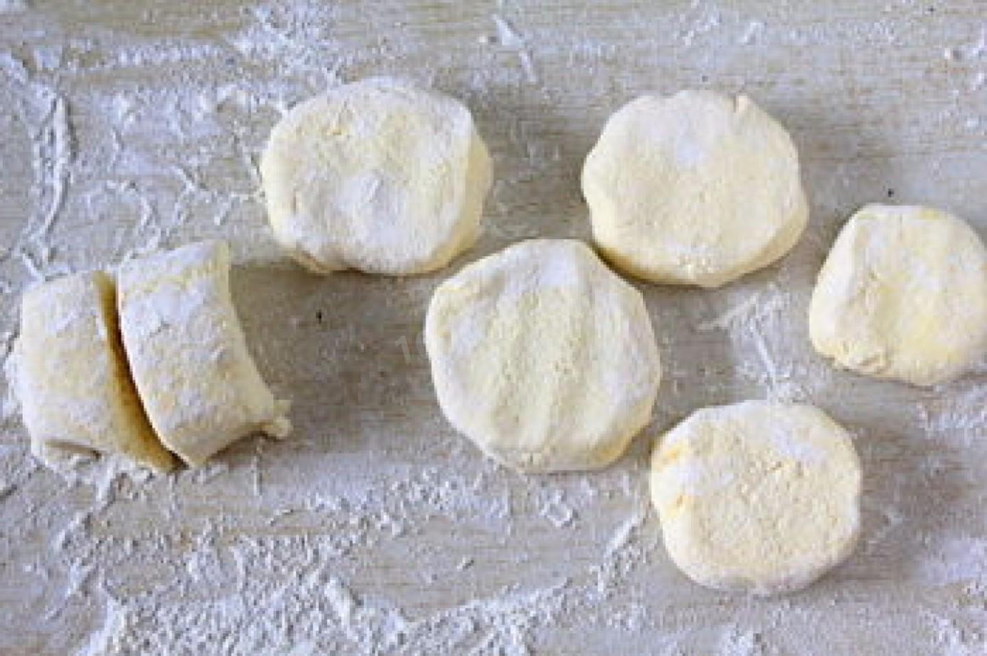 Шаг 3 приготовления Нежные сырники из творога с яйцом на сковороде
