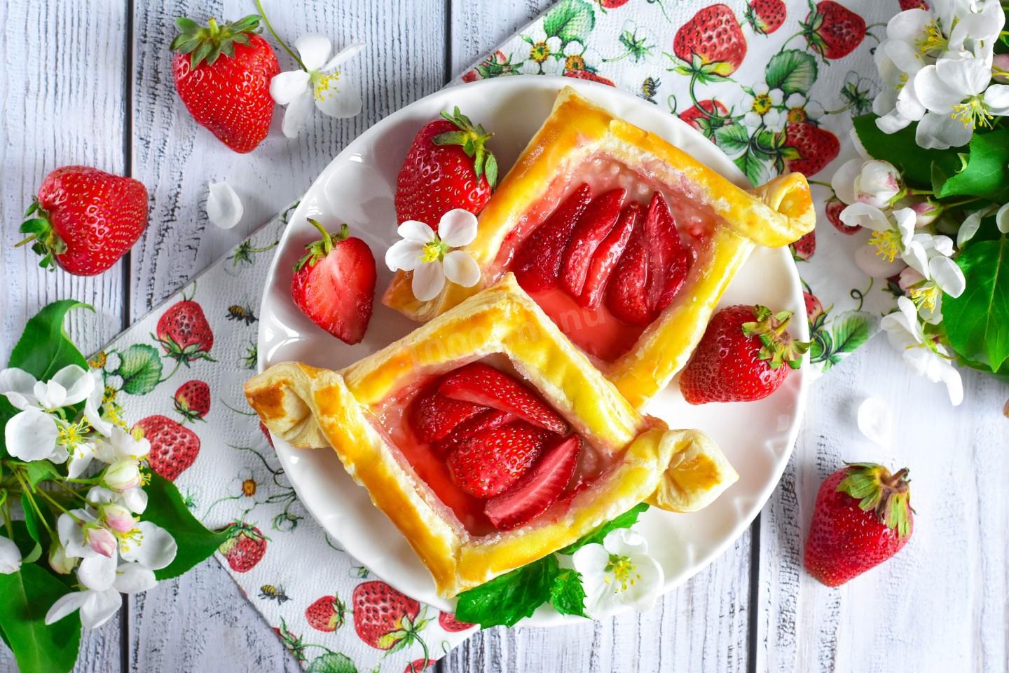 Шаг 11 приготовления Слойки с клубникой из слоеного теста